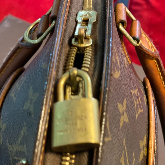 This is an authentic LOUIS VUITTON Monogram Ellipse Pre-owned - Picture 5 of 5